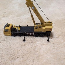 Camion grue miniature avec