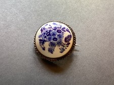 antique broche argent sterling et porcelaine bleue fermoir en C. 1890-1920.