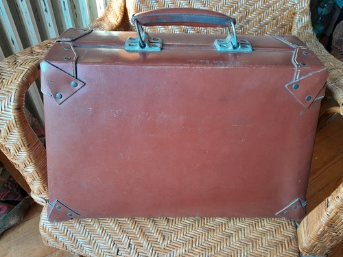 Ancienne valise trapézoidale