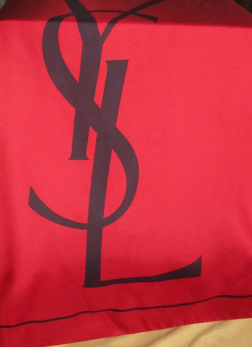 Foulard carré yves saint - carré,