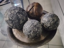 Boules décoratifs 3 en résines massif et une en bois massif