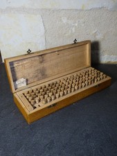 Ancien coffret boite horloger bijoutier, tubes en verre. Meuble de métier flacon