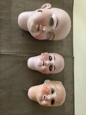 Trois tetes de poupée en l