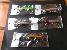 5 leurres de pêche a la truite neufs. avec bruiteur.