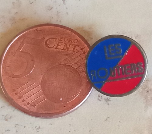 Insigne boutonnière vis - à,
