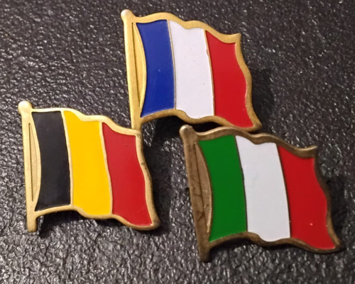 Pin lot 3 drapeaux - pin’s,