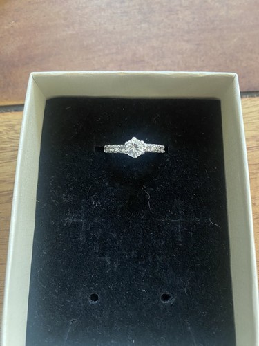 Bague sertie style solitaire
