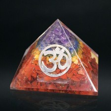 Pyramide orgonite 7 chakras Aum ( om )  base 5 cm x 5 cm /  hauteur 4,5 cm 