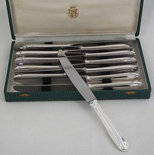 LCF, Le Couvert Français, 12 couteaux de table modèle Perles, métal argenté.