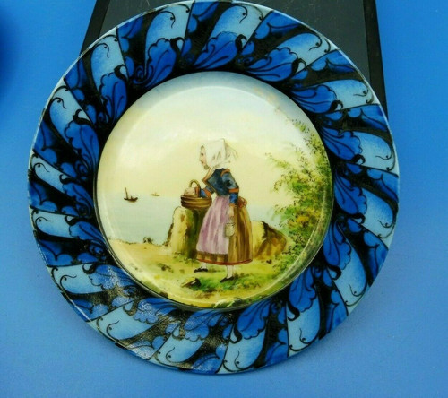 Superbe petite assiette décor - superbe,