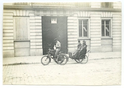 Voiturette tricycle circa