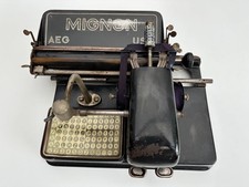 ANCIENNE MACHINE À ECRIRE