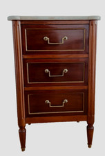 Commode d'entre deux de style