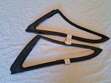 NOS VOLVO  P1800 S/E VENTILATION WINDOWS RUBBER SEALS L+R 673459 673460
