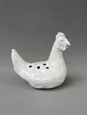 Poule pique fleurs en