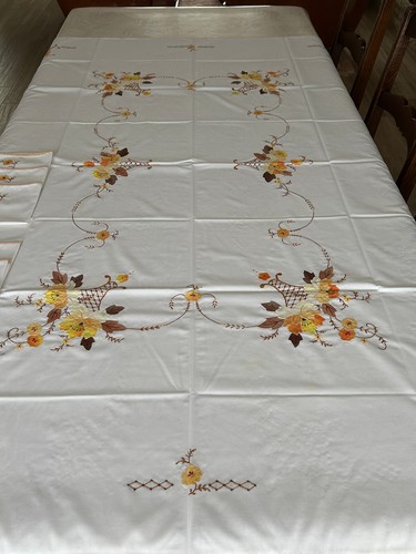Tres jolie nappe blanche - jolie, –