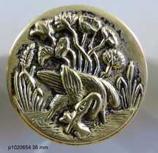 Gos bouton 36 mm .    HERON  en train de pecher