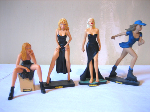 Lot 4 figurines - 3,