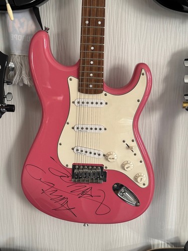 Guitare signee avril - signee, de