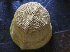 Chapeau de paille beige jaune en très bon état.