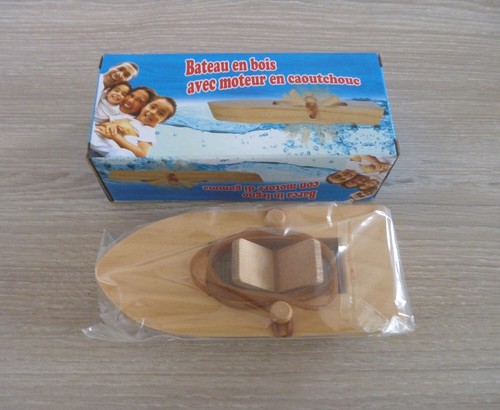 Bateau avec moteur élastique
