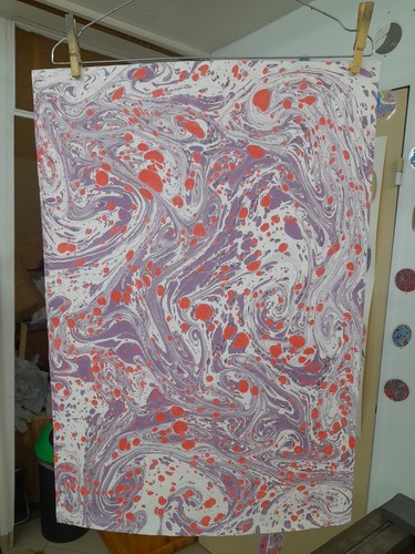 Papier marbré cuve de - à, la