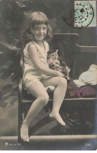 Enfant fillette assise - enfant, sur