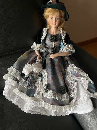 Poupee porcelaine victorian