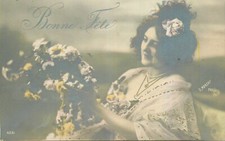 CP BON FETE WOMAN PINK IN HAIR PREPARING BOUQUET FLOWERS