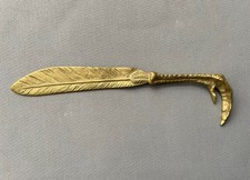 Coupe papier en bronze doré, griffe d'oiseau et plume
