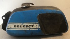 Vieux réservoir de moto Peugeot 125cc