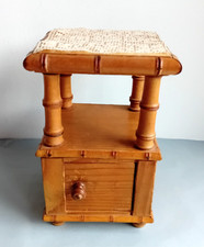 Table de chevet poupée