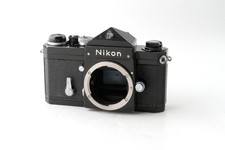 Nikon F noir avec prisme en