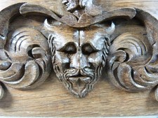 Bas-relief en chêne sculpté