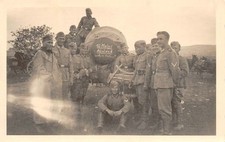 Soldats allemands avec mule