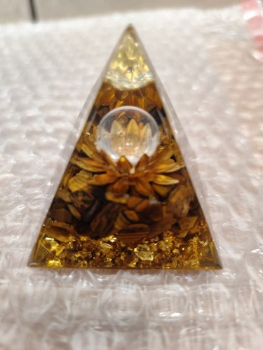 Pyramide orgonite 5cm - fleur, de