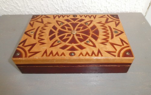 Ancienne boite bois cloutee - en,