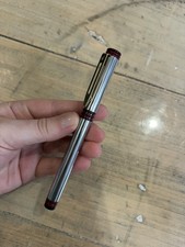 Stylo plume argenté bordeaux