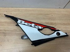 UN CACHE PLASTIQUE LATERAL