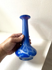 joli vase bleu marbré intérieur orange.