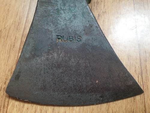 Hache ancienne rubis - hache,