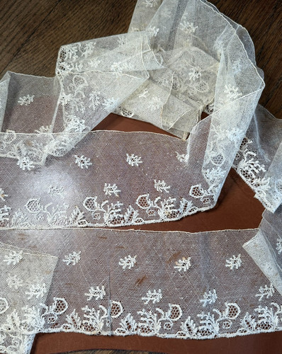Dentelle ancienne - -,