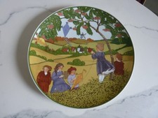 Belle assiette en porcelaine