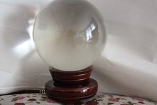 BOULE DE CRISTAL AVEC SOCLE