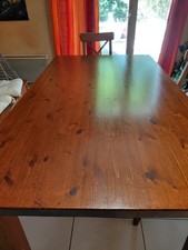 table avec chaises et banc