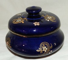 Jolie boîte en faïence /