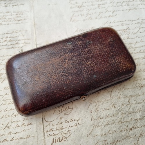 Etui couture cuir - À, vide