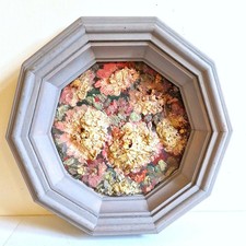 Charmant tableau de fleurs: peinture à l'huile sur toile dans un cadre décagonal