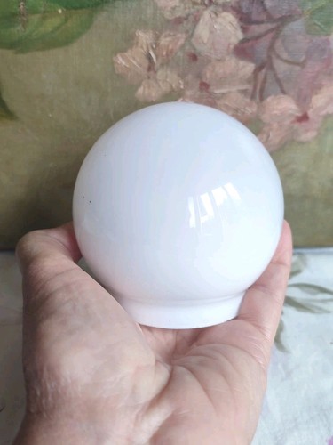 Ancien petit globe - en, opaline