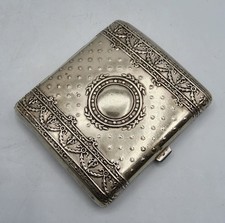 Boîte étui à cigarettes en métal argenté repoussé de style Empire début XXème